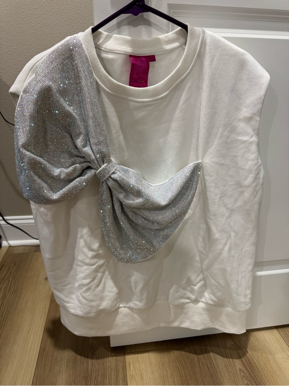 QOS white and silver bow set